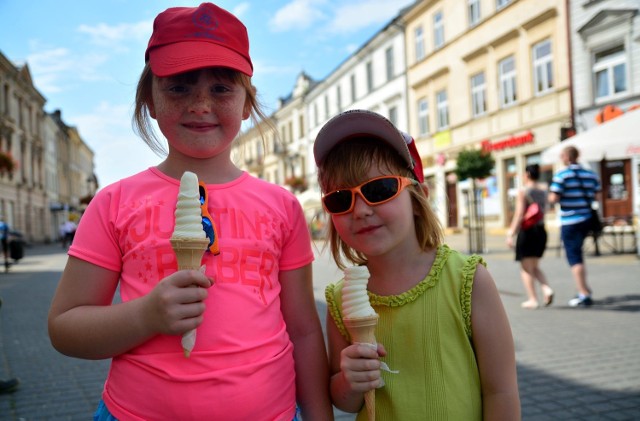 Ola (w różowym) i Asia nie przepadają za eksperymentami. Ola preferuje lody śmietankowe, Asia truskawkowe.