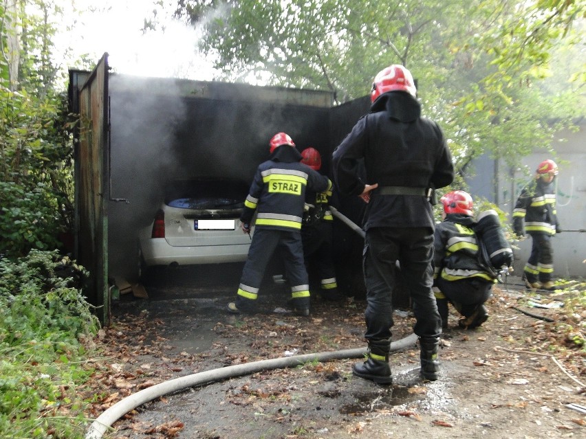 Pożar auta w garażu przy ulicy Bydgoskiej w centrum Radomia.