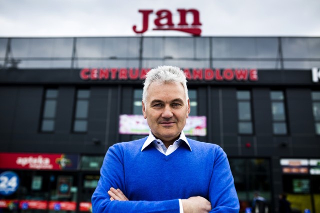Jan Burkat przed swoim centrum handlowym w Wadowicach.