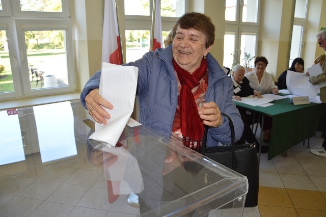 Głosowanie w lokalu wyborczym w Szkole Podstawowej numer 4 w Stalowej Woli