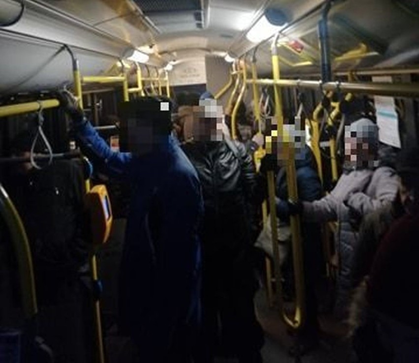 Zdjęcia zatłoczonej 103-tki. Według Czytelnika autobusem...