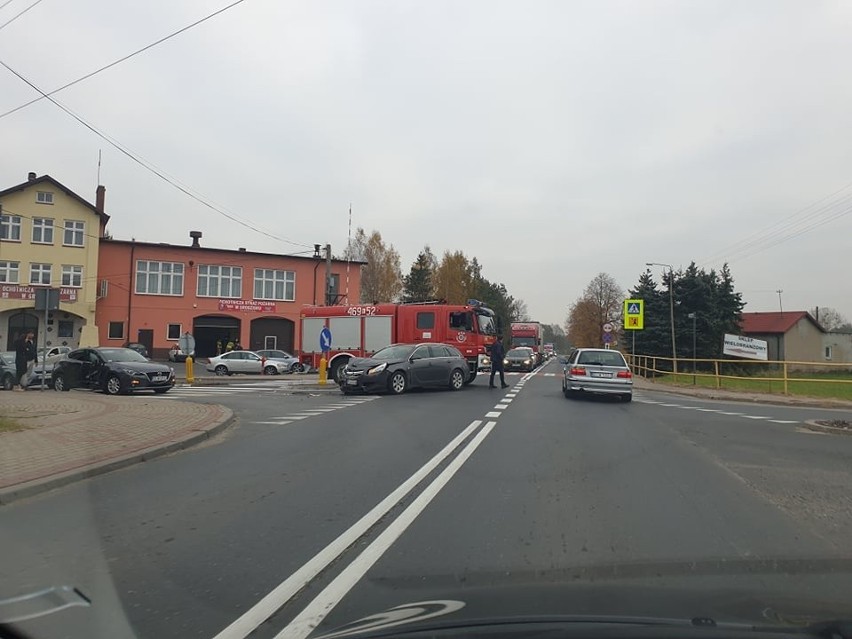 Łódzkie: Zderzenie na skrzyżowaniu w miejscowości Grodzisko. Są utrudnienia. ZDJĘCIA 