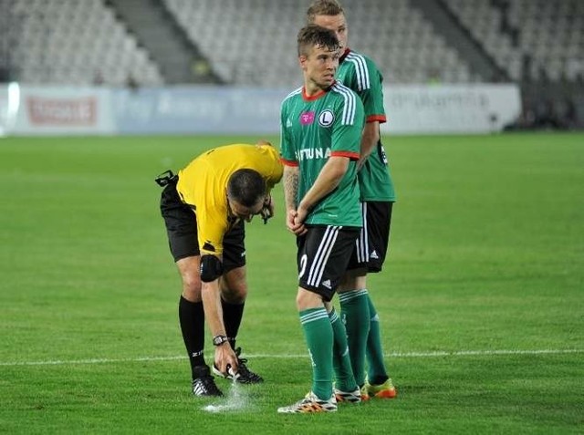 Jakub Kosecki i jego koledzy z Legii Warszawa zostali wykluczeni z walki o Ligę Mistrzów. (fot. Wojciech Matusik/Gazeta Krakowska)