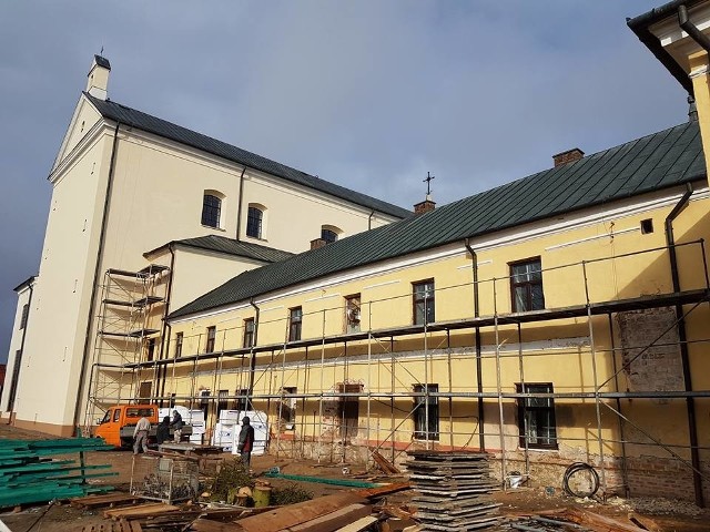 Wykonane zostały już wszystkie instalacje i tynki oraz zamontowano nowe okna. Inwestycja pochłonie ok. 5 mln złotych.