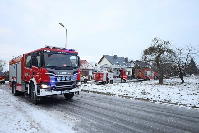 Płomienie pojawiły się na bocznej elewacji jednego z domów.