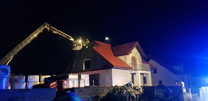 Pożar budynku pod Wrocławiem. Jedna osoba ranna (ZDJĘCIA)