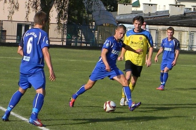 Barłomiej Raba (z piłką) po bardzo udanej jesieni może rozglądać się za klubem w wyższej lidze. 