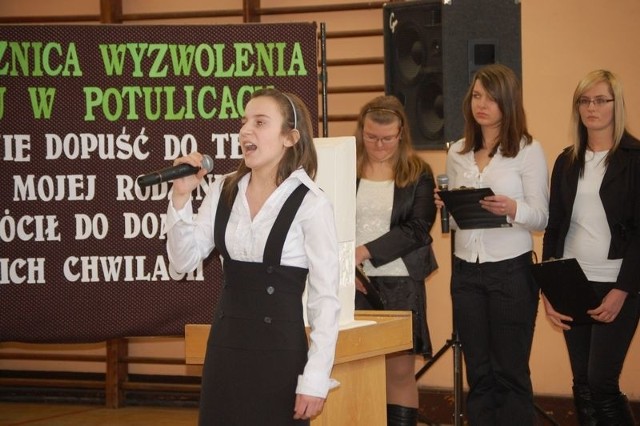 Pięknie śpiewała Monika Domek podczas programu przygotowanego przez uczniów ZespołuSzkół. Byli więźniowie obozu obejrzeli go ze wzruszeniem