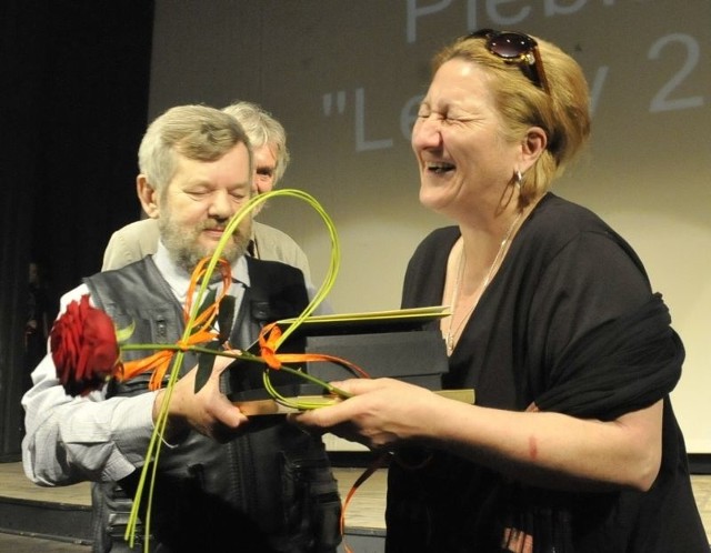 Elżbieta Donimirska - laureatka Leona - Najlepsza Aktorska Sezonu 2011/2012 oraz Nagrody Dziennikarzy, którą wręcza red. Edward Mincer z Radia Zachód