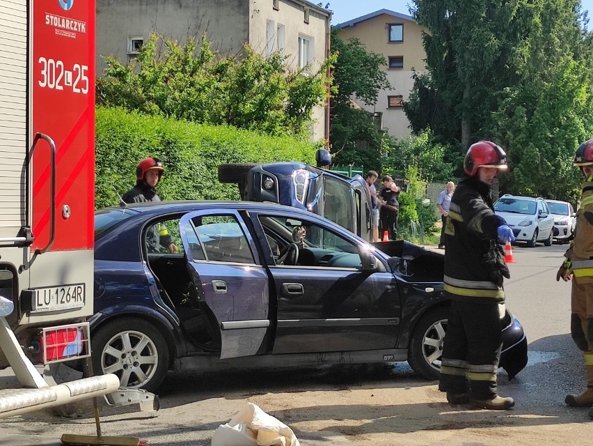 Groźne zderzenie samochodów na Dziesiątej w Lublinie. Jedno z aut przewróciło się na bok