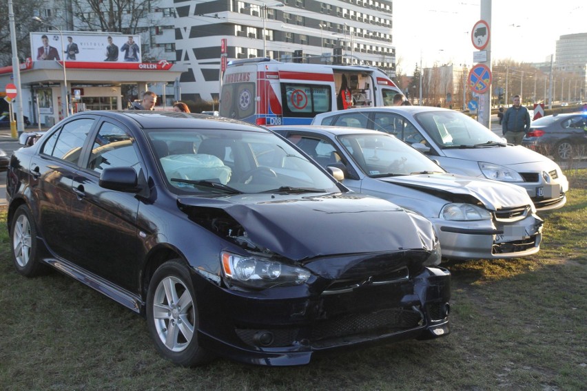 Wypadek trzech samochodów na moście Szczytnickim 