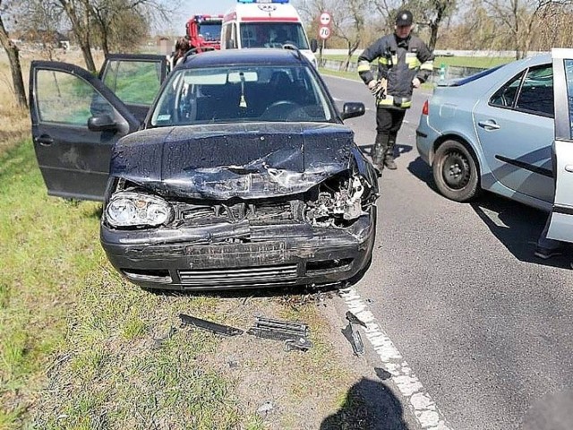 Do zdarzenia doszło we wtorek, 16 kwietnia, około godziny 11.30 w Skwierzynie na ul. Poznańskiej.W kraksie uczestniczyły dwa samochody. Jadąca volkswagenem golfem kobieta nie zachowała bezpiecznej odległości i uderzyła w tył renault laguny, którego kierująca skręcała w lewo.Na miejsce dotarły dwa wozy strażaków OSP Skwierzyna i jeden wóz z jednostki zawodowej w Międzyrzeczy, karetka pogotowia ratunkowego i policja.Zobacz też: Zielonogórzanie zatrzymali pijanego kierowcę