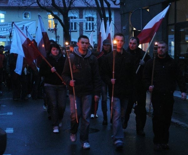 Ulicami Krosna przeszedl marsz zalobny...