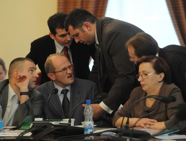Podczas sesji radni wciąż naradzali się na boku. Szef klubu PO Mirosław Bukiewicz (w środku) przez cały czas prowadził negocjacje z prezydentem i PiS