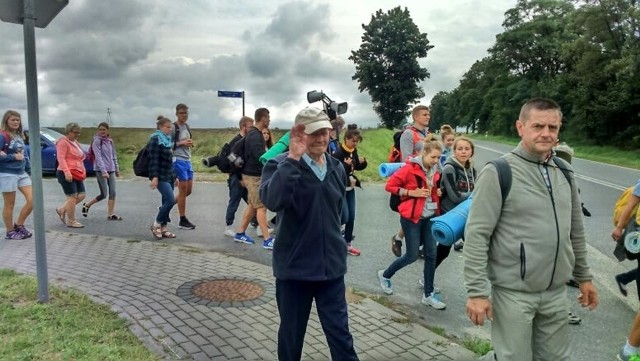 82-letni Władysław Sokołowski z Ciechostowic (drugi z prawej) jest najstarszym uczestnikiem pieszej pielgrzymki z Szydłowca do Częstochowy.