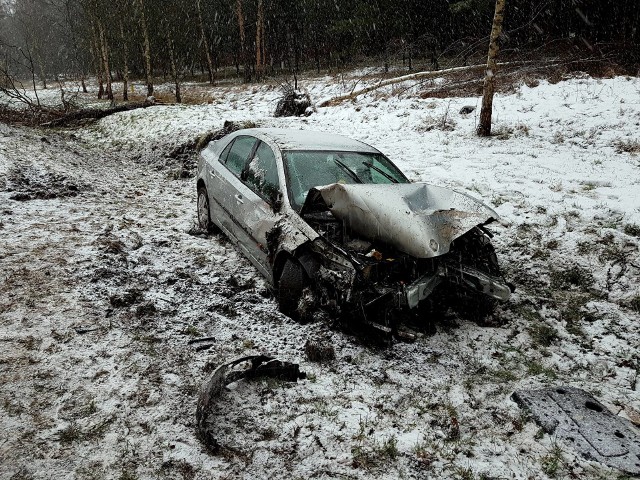 W godzinach popołudniowych w Lubuskiem wystąpiły intensywne opady mokrego śniegu, które w znacznym stopniu pogorszyły warunki na drodze. Kierowcy musieli mieć się na baczności. Niestety, trudne warunki przyczyniły się do powstania wypadku drogowego w na drodze krajowej nr 29 pomiędzy Uradem i Słubicami. Na miejsce wezwano policję, dwa zastępy pogotowia oraz strażaków ze Słubic i strażaków z OSP Cybinka. Wypadek wydarzył się po godzinie 12. Już na miejscu okazało się, że kierujący Renault na prostym odcinku drogi stracił panowanie nad pojazdem i wylądował w przydrożnym rowie, po drodze ścinając rosnące na pasie drogowym drzewo. W wyniku zdarzenia poszkodowane zostały trzy osoby. Działania strażaków polegały na zabezpieczeniu miejsca zdarzenia, udzieleniu kwalifikowanej pierwszej pomocy poszkodowanym oraz organizacji ruchu na drodze. Zdjęcia z akcji i informację o tym zdarzeniu publikujemy dzięki uprzejmości strażaków z OSP Cybinka. „Bądźmy ostrożni, gdyż według prognoz najgorsza pogoda w dniu dzisiejszym dopiero przed nami” - apelują strażacy.Zobacz też wideo: "Fenomenalnie. To był najwyższy czas, żeby spadł śnieg". Powrót zimy w PolscePrzeczytaj też:  Horror na drogach w Zielonej Górze. Korki, zablokowane drogi. Miasto stoi. W wielu miejscach sznury aut