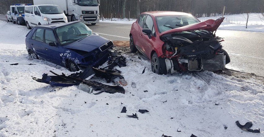 Czołowe zderzenie samochodów na DK6 między Mianowicami a...