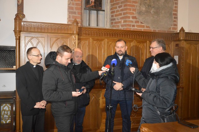 O powstaniu filmu poinformowano podczas poniedziałkowego briefingu w zakrystii opolskiej katedry.