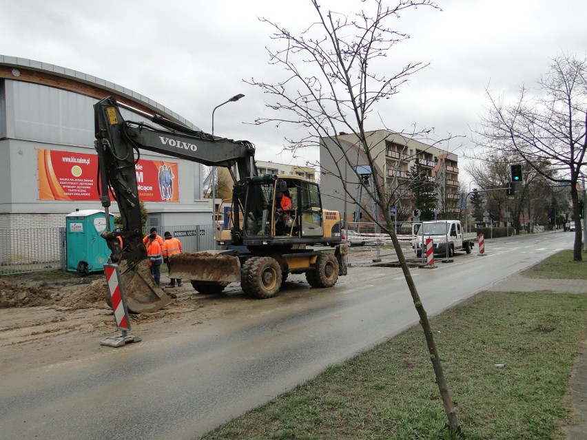 Roboty na ulicy Zbrowskiego w Radomiu przesuwają się do...