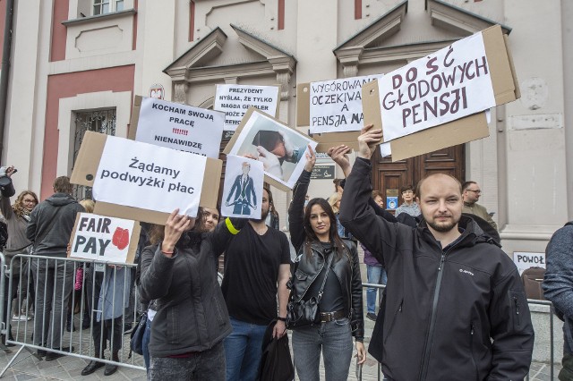 Protest pracowniczek i pracowników Urzędu Miasta Poznania. Porozumienie w sprawie podwyżek zostało podpisane bez uwzględnienia ich postulatów. Zobacz zdjęcia z protestu --->