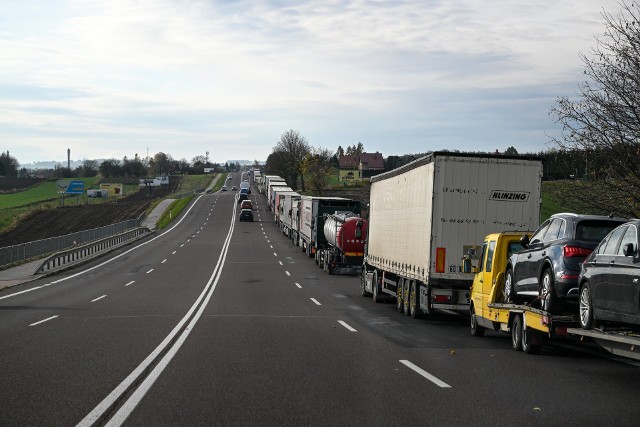 Ogromne kolejki tirów i ciężarówek na drogach w okolicach Przemyśla.