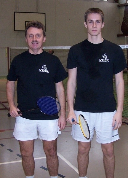 Adam Bunio (z lewej, z prawej jego wychowanek Mateusz Czachor, członek kadry narodowej), mimo upływu lat cały czas gra i wygrywa badmintonowe turnieje.