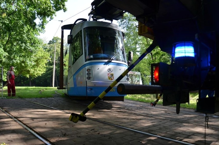 Wrocław: Tramwaj wykoleił się na Krzykach (ZDJĘCIA)