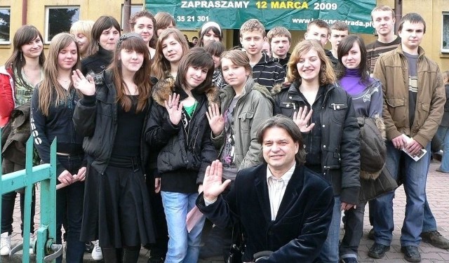 "Skłodowska&#8221; szeroko otwarta - kazimierskie liceum odwiedzili także gimnazjaliści z Cieszkowów, z nauczycielem Krzysztofem Nurkowskim.