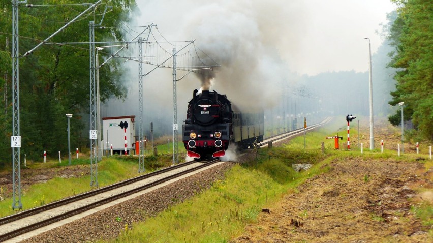 Pociąg retro ciągnięty przez lokomotywę parową Ol49-69,...