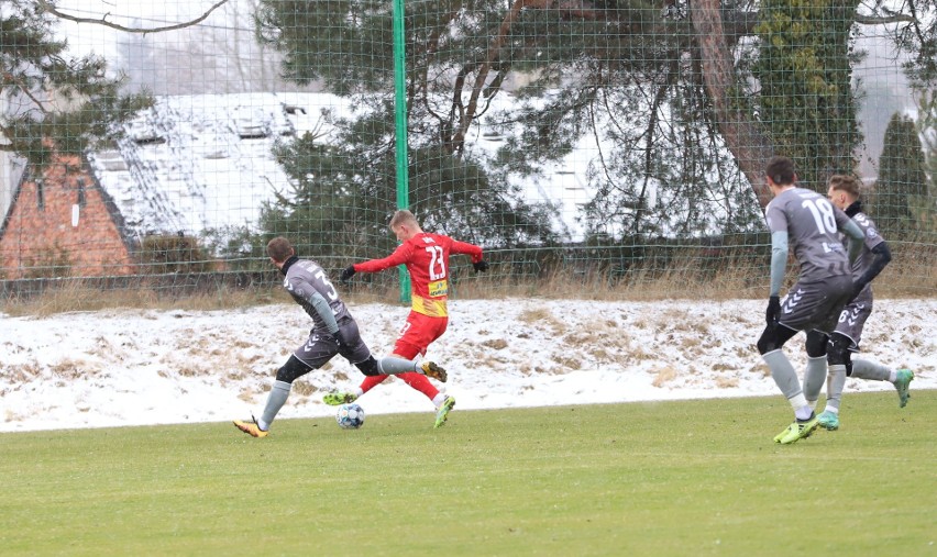 Korona Kielce wygrała sparing z Wisłą Puławy. Testowany był Artur Amroziński, zagrał już Dalibor Takać. Zobacz zdjęcia