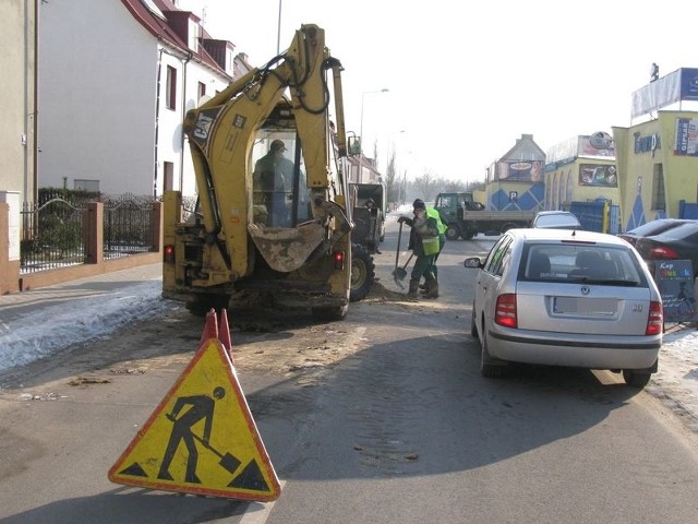 Prace przy naprawie sieci wodociągowej przy ulicy Małopolskiej w Miastku.