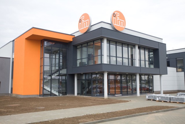 Koncern IFM kupi kolejną działkę w Opolu W zakładzie zajmującym się produkcją czujników używanych w przemyśle i samochodach pracuje kilkaset osób, ale może być ich znacznie więcej, bo firma zamierza kupić od miasta kolejną działkę.