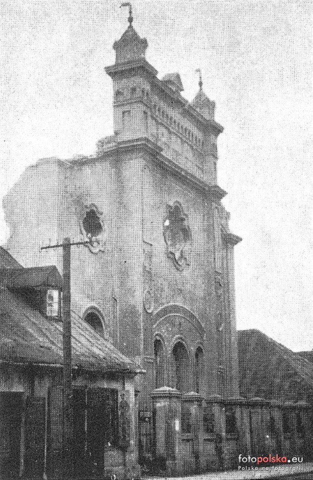 Zniszczona przez Niemców żydowska synagoga w Łowiczu. Na jej...