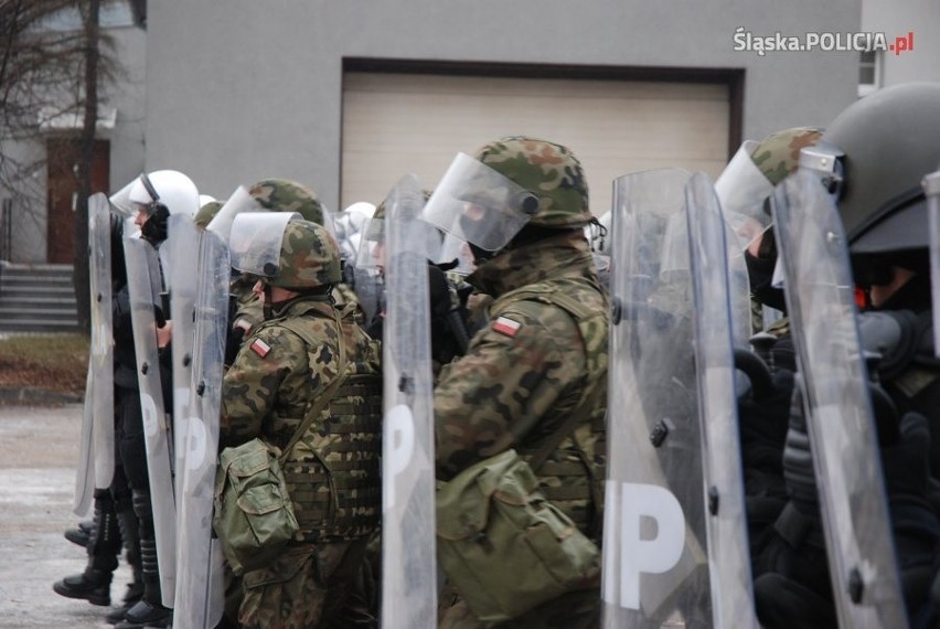 Policjanci z katowickiego oddziału prewencji oraz żołnierze...