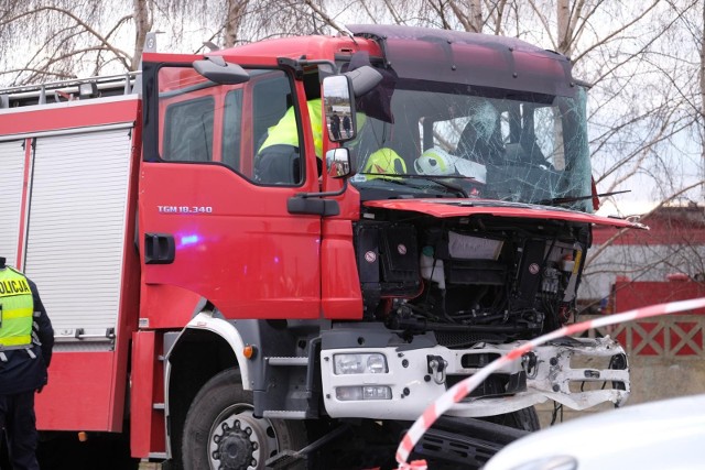 Z ustaleń prokuratury wynika, że wóz strażacki w chwili wypadku poruszał się bez sygnałów świetlnych i dźwiękowych
