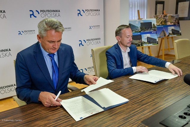 Umowę w sprawie partnerstwa w utworzeniu Branżowego Centrum Umiejętności podpisali rektor Politechniki Opolskiej i starosta krapkowicki.