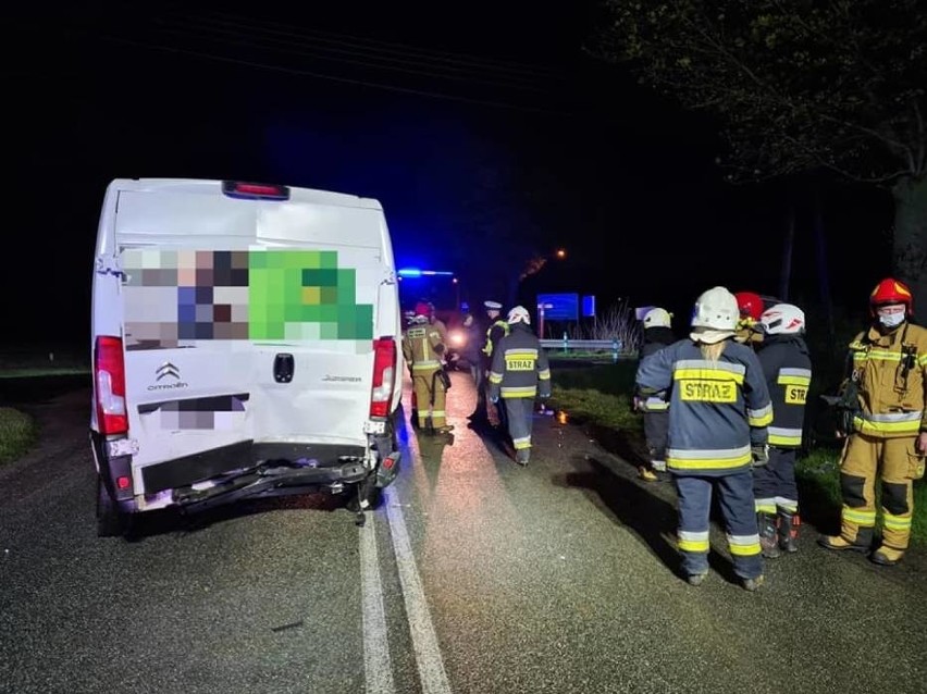 Doszło do zderzenia trzech pojazdów: busa i dwóch aut...