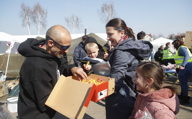 Uchodźcy na granicy polsko-ukraińskiej w Medyce. Za udzielenie schronienia każdemu z nich można będzie uzyskać 40 złotych dopłaty