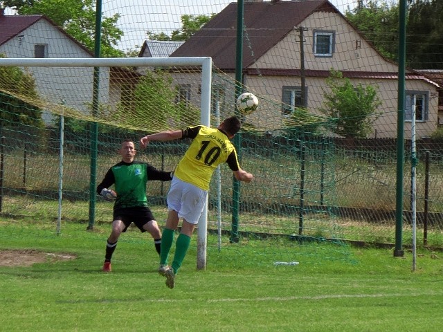 Zorza Jagiełła (na żółto) podzieliła się punktami ze Strumykiem Hawłowice. Mecz skończył się wynikiem 2:2