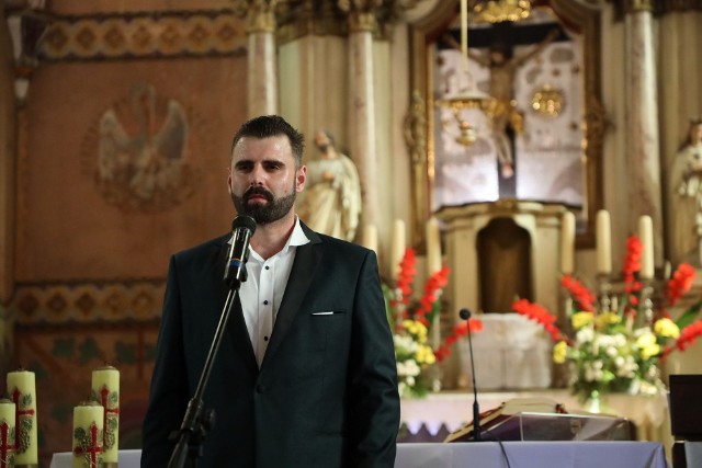 Wiktor Kowalski zaśpiewał w kościele w Strożyskach.