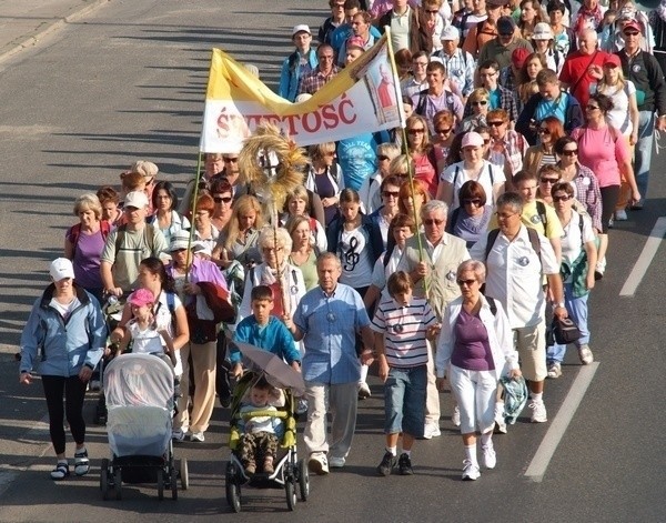 Wyruszyli pielgrzymi! Z Łodzi na Jasną Górę idzie ok. 2 tys. wiernych. (aktual.) 