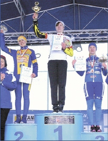 Zofia Rzeszutek i Tomasz Rzeszutek na trzecim stopniu podium.