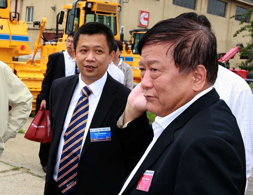 Przewodniczący Xiaohua Wang (z prawej) oraz Tan Zuozhou,...