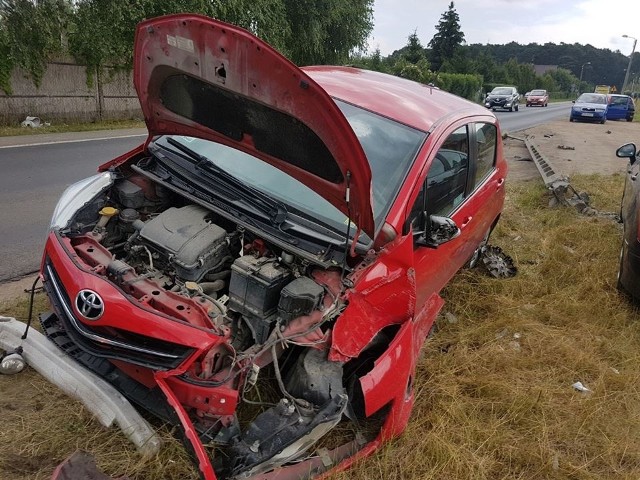 Do kolizji na drodze w Samociążku doszło w piątek po godzinie 12. Uczestniczyły w niej trzy samochody.- Jadącego drogą pegueota zaczęła wyprzedzać toyota, czego nie zauważył kierowca pegueota, który też zaczął manewr wyprzedzania samochodu jadącego przed nim. W efekcie zepchnął toyotę z drogi - powiedziała nam podinspektor Monika Chlebicz, rzeczniczka komendanta wojewódzkiego policji w Bydgoszczy. >> Najświeższe informacje z regionu, zdjęcia, wideo tylko na www.pomorska.pl 