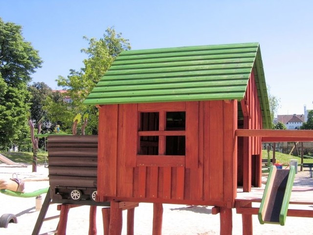 Drewniany domek do dziecięcych zabaw też może powstać we wsi