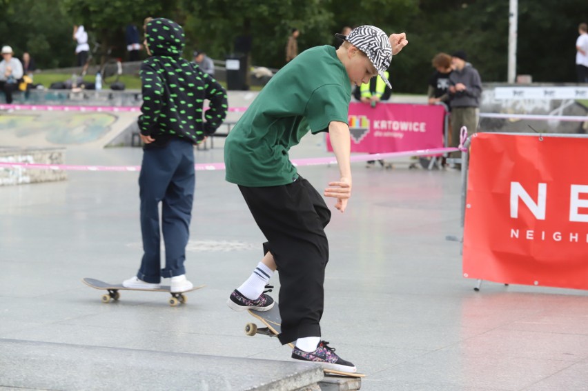 Katowice. Zawody skatebordingu na Pomniku Trudu Górniczego i grafiitti jam na osiedlu Paderewskiego