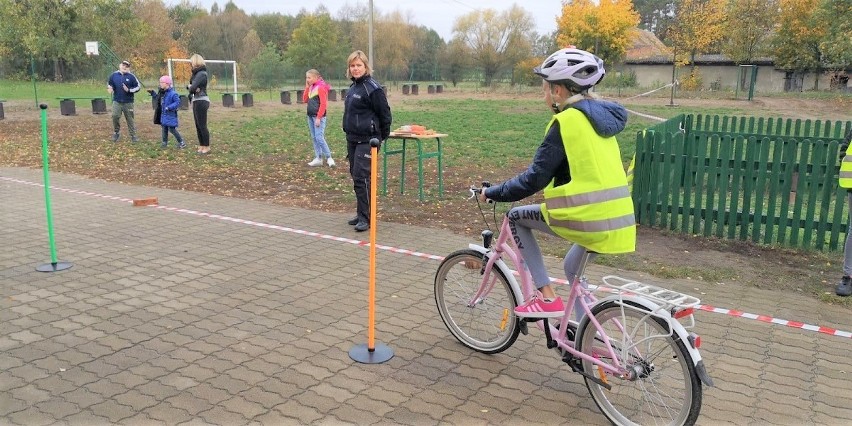 Piątoklasiści z SP w Laskownicy stanęli do egzaminu na kartę...