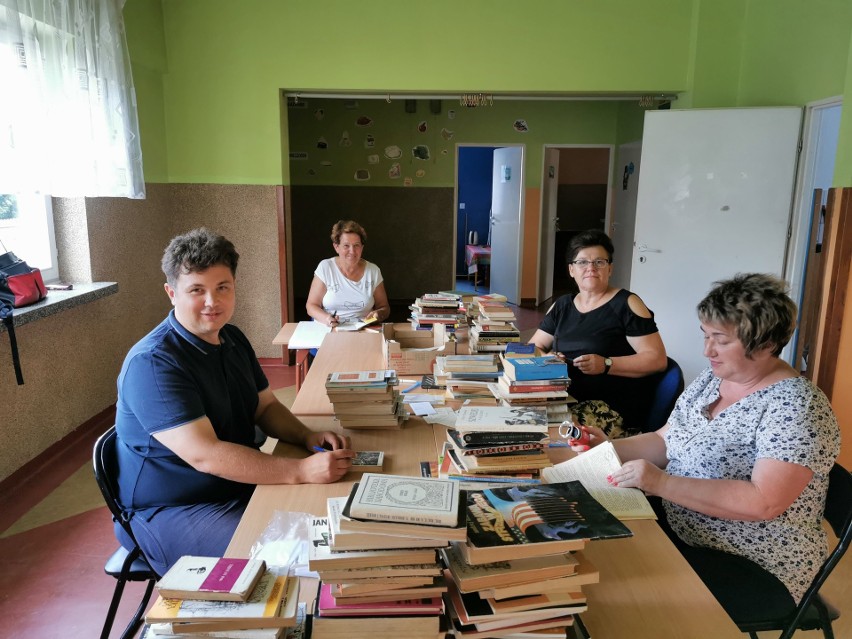 Biblioteka Wiejska powstała w Dołach Biskupich. Tchnie nowe życie w budynek szkoły imienia Witolda Gombrowicza [ZDJĘCIA] 