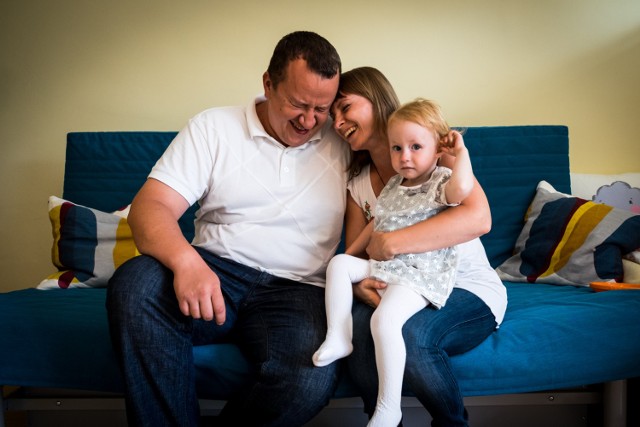 Oleksandr Bocharov, Tetiana Krasnova i ich córka Viktoriia Bocharova są szczęśliwi w swoim maleńkim mieszkaniu. Cieszą się tym co mają. Przede wszystkim są spokojni o swoją przyszłość, bo w Poznaniu czują się bezpieczni. Niepokoją się jedynie o swoich bliskich, którzy pozostali w Mariupolu