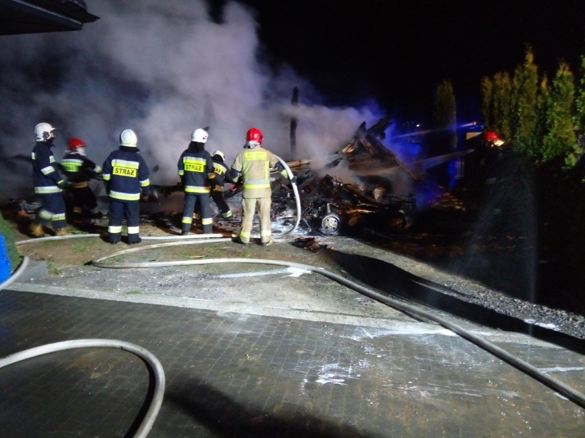 Nad ranem w Chełmcach BMW i fiat 126p poszły z dymem. Jaka przyczyna pożaru? [ZDJĘCIA] 